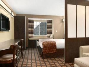 een hotelkamer met een bed en een raam bij Microtel Inn & Suites Mansfield PA in Mansfield