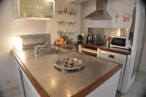 cocina con fregadero y encimera en Studio loft avec terrasse centre historique, en Ajaccio