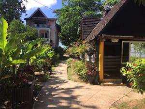 Vrt pred nastanitvijo Firefly Beach Cottages