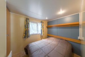 Schlafzimmer mit einem Bett und einem Fenster in der Unterkunft Domaine De Miraval in Belleserre