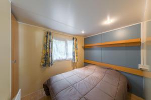 a bedroom with a bed and a window at Domaine De Miraval in Belleserre