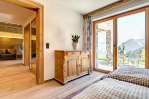 ein Schlafzimmer mit einem Bett und einem großen Fenster in der Unterkunft Rufana Lodge in Bürserberg