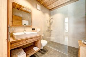 Un baño de Rufana Lodge 22 fotos más