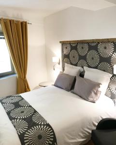 um quarto com uma cama grande e uma cabeceira em preto e branco em Appart' Vieil Antibes em Antibes