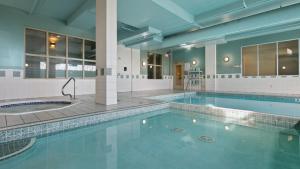 卡爾加里的住宿－貝斯特韋斯特卡爾加里中心酒店，一座带游泳池的大建筑中的游泳池