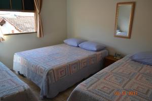 Ένα ή περισσότερα κρεβάτια σε δωμάτιο στο Hospedaria Servos de Maria