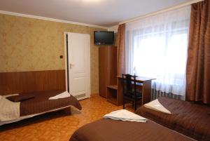 Cette chambre comprend 2 lits et une fenêtre. dans l'établissement Hotel La-Musica, à Piaseczno