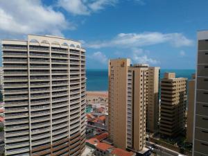 vistas a una ciudad con edificios altos y al océano en Ed. Porto de Iracema 630, en Fortaleza