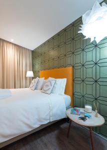 una camera da letto con un letto grande e un tavolo di Central - São Pedro Boutique a Funchal