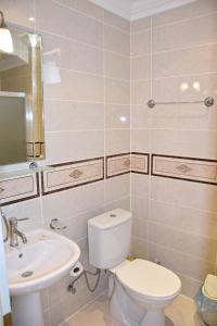 フェティエにあるPinara 9のバスルーム(トイレ、洗面台付)