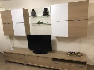 biurko z telewizorem i białymi szafkami w obiekcie Estudio Torre del Mar w mieście Torre del Mar