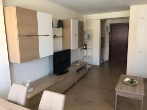 salon z telewizorem i stołem w obiekcie Estudio Torre del Mar w mieście Torre del Mar