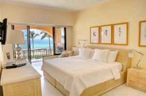1 dormitorio con cama y vistas al océano en Condominios Brisa - Ocean Front, en Cabo San Lucas
