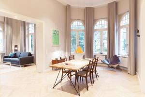 ヘリングスドルフにあるOSTKÜSTE - Villa Staudt Design Apartmentsのリビングルーム(テーブル、椅子付)