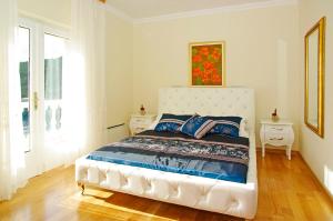 Posteľ alebo postele v izbe v ubytovaní Waterfront villa with pool