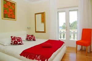 Posteľ alebo postele v izbe v ubytovaní Waterfront villa with pool