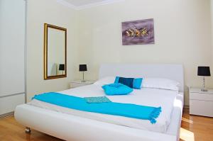 Posteľ alebo postele v izbe v ubytovaní Waterfront villa with pool