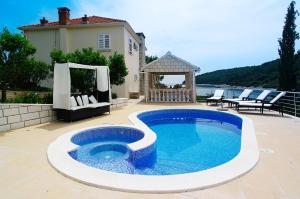 Bazén v ubytovaní Waterfront villa with pool alebo v jeho blízkosti