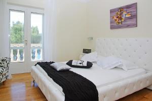 Posteľ alebo postele v izbe v ubytovaní Waterfront villa with pool