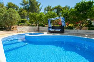 Bazén v ubytovaní Waterfront villa with pool alebo v jeho blízkosti