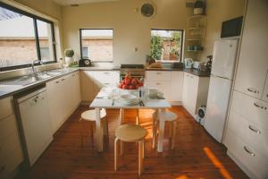 
A kitchen or kitchenette at Apple Cottage, Orange NSW
