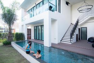 Bazén v ubytování Itz Time Hua Hin Pool Villa nebo v jeho okolí