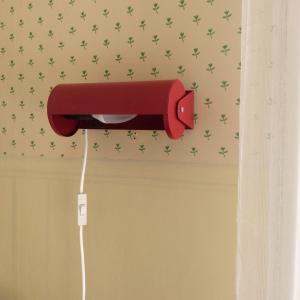 EdsbynSTF Vandrarhem Edsbyn的绿色星星墙上的红色毛巾架