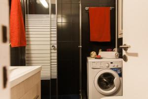 アテネにあるPractical-Luxury Safe Private Apartment close to Acropolisのバスルーム(洗濯機、シャワー付)