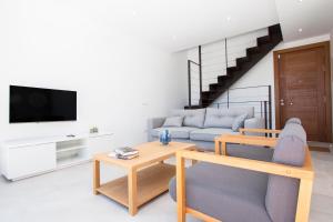 sala de estar con sofá y TV en Casesambaire, en Son Serra de Marina