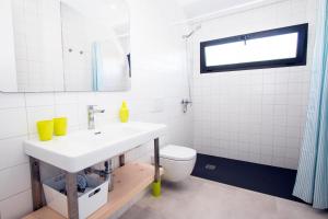 A bathroom at Casesambaire