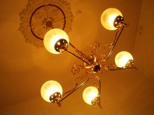 lampadario pendente appeso a un soffitto con specchio di Hotel Metropolitan a Adelaide