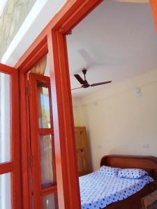 سرير أو أسرّة في غرفة في Dinesh House