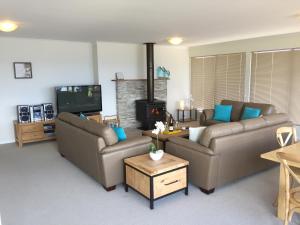 A seating area at Swansea Beach House Oceanfront