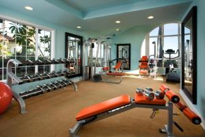 un gimnasio con varias máquinas de correr en Hotel Milo Santa Barbara en Santa Bárbara