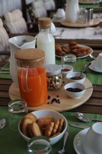 een tafel met eten en een pot honing bij B&B Gallidoro in Palermo