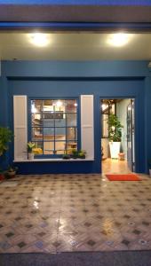 花蓮市的住宿－艾莉恩民宿，一间拥有蓝色墙壁和地板的客房