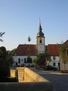 Gasthof zur Krone في Burghaslach: مدينة صغيرة فيها برج ساعة وكنيسة
