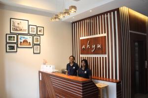 Členové personálu v ubytování Ahyu Hotel