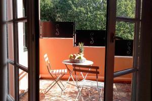 una mesa con un bol de fruta en el balcón en Hôtel Chantaco Golf & Wellness, en San Juan de Luz