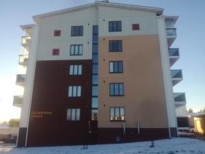 ロヴァニエミにあるKaarnikkarakka Apartmentの雪の積もる高層ビル
