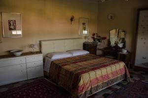 Łóżko lub łóżka w pokoju w obiekcie B&B La Finestra sul Fiume