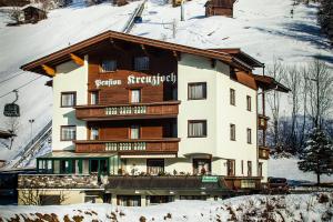 akritkritkritkrit Hotel im Schnee auf einem Berg in der Unterkunft Pension Kreuzjoch in Zell am Ziller
