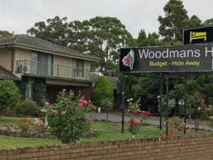 a sign in front of a house at Woodmans Hill Motel in Ballarat