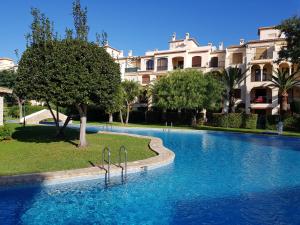une grande piscine devant un immeuble dans l'établissement JAVEA - La Isla, à Jávea