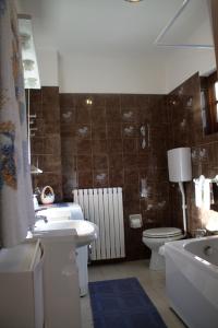 a bathroom with a sink and a toilet and a tub at Casa Marica in Porto Valtravaglia