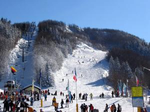 un grupo de personas esquiando por una pista de esquí en Residence Fontanelle, en Sestola
