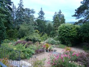 ジヴェルニーにあるラ プリュイ ド ローズの花植物の多い庭園