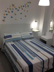 a bedroom with a bed with butterflies on the wall at Apartamento Almendra BAJO in Ronda