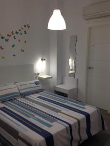 1 dormitorio con 1 cama con edredón azul y blanco en Apartamento Almendra BAJO, en Ronda