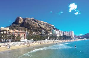 una playa con un montón de gente en el agua en StayAlicante en Alicante